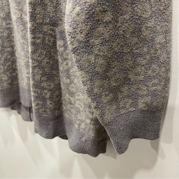 Cupcakes & Cashmere Cheyenne Leopard Jacquard Cardigan Sweater Lightweight Grey - Picture 10 of 11
